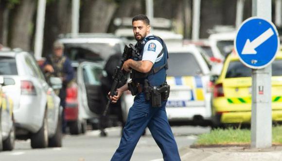 La tragedia del viernes reabrió el debate nacional sobre las leyes de portación de armas en Nueva Zelanda. (EPA vía BBC)
