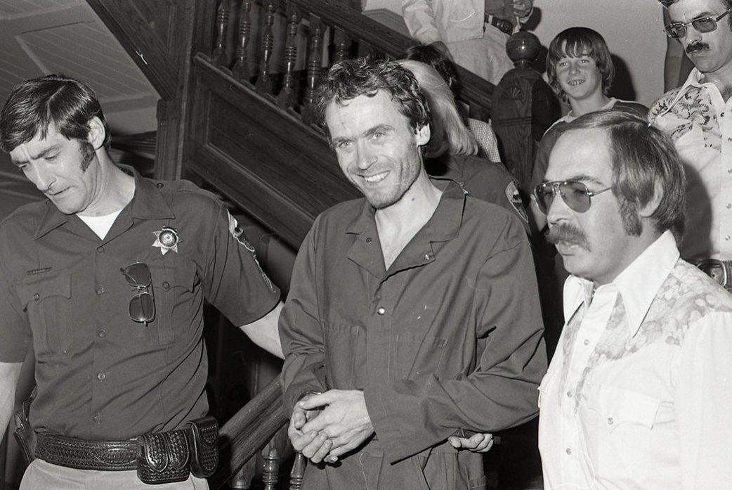 En esta foto de archivo de 1977, el asesino en serie Ted Bundy, en el centro, es escoltado fuera de la corte en el juzgado del condado de Pitkin, Aspen, Colorado. (Foto: Ross Dolan / Glenwood Springs Post Independiente vía AP)