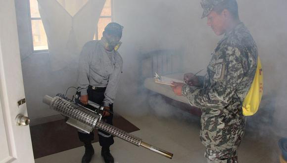 El viceministro de Salud, Gustavo Rosell, recomendó a las familias incidir en el lavado de recipientes de almacenamiento de agua, así como en las superficies porosas como tanques de cemento (Foto: Minsa)