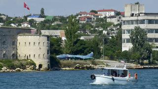 Crimea: Aviones y buques de guerra se asoman ante los vacacionistas rusos 