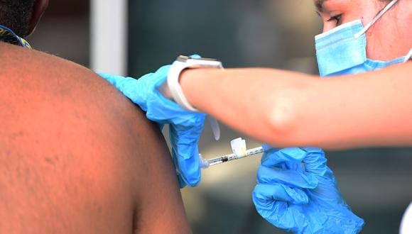 La vacuna COVID-19 se administra en una clínica del Condado de Los Ángeles y United Way, el 22 de septiembre de 2021 en Los Ángeles, California. (Foto referencial de Frederic J. BROWN / AFP)
