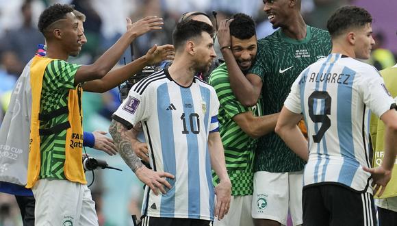 El contraste de la felicidad de los jugadores asiáticos y la desazón de los argentinos. (AP/Natacha Pisarenko)
