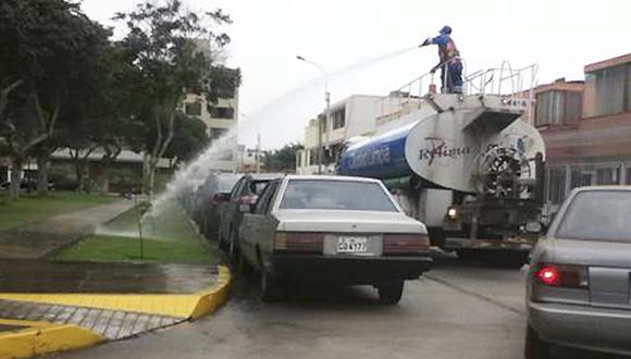 Miraflores: este camión cisterna te "lava" gratis el carro