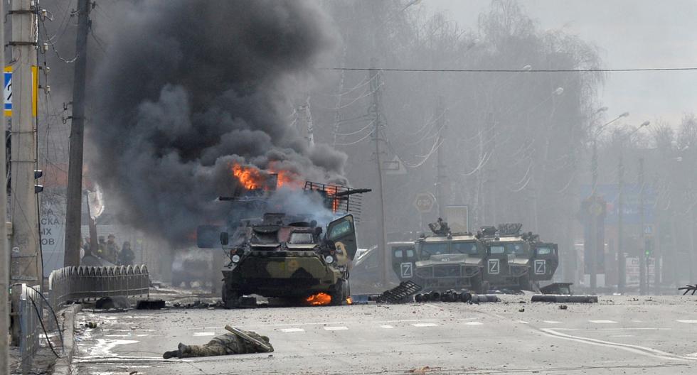 Esta foto del 26 de febrero de 2022 muestra un vehículo blindado de transporte de personal de Rusia ardiendo durante combates con las fuerzas armadas de Ucrania en Kharkiv. (Foto de Serguéi BOBOK / AFP).