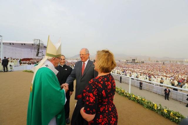 El jefe del Estado acudió antes a la misa que ofició el Sumo Pontífice en la Base Aérea Las Palmas. (Foto: Presidencia)