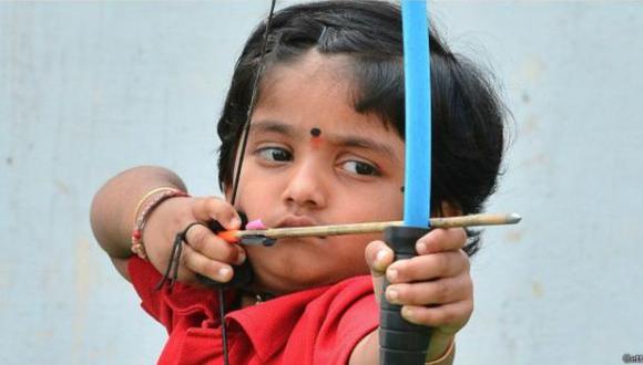 India: La niña de 2 años que batió un récord de tiro con arco
