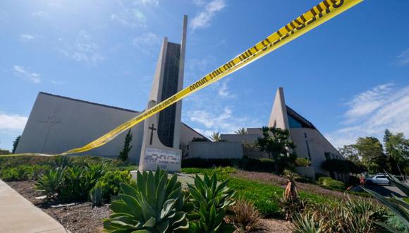 Se ve una cinta amarilla de la policía después de un tiroteo dentro de la Iglesia Presbiteriana de Ginebra en Laguna Woods, California.