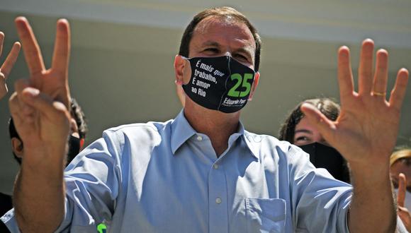 En esta foto de archivo tomada el 29 de noviembre de 2020, el entonces candidato a alcalde de Río de Janeiro, Eduardo Paes, hace un gesto después de votar durante la segunda vuelta de las elecciones municipales. (Foto de CARL DE SOUZA / AFP).