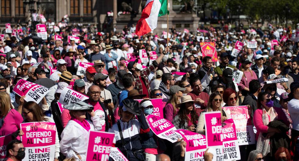 Cientos de miles de mexicanos se movilizaron el 13 de noviembre en la capital y otra treintena de ciudades en defensa del INE y rechazando la reforma electoral propuesta por AMLO.