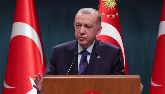 El presidente turco Recep Tayyip Erdogan se dirige a los medios de comunicación después de una reunión de gabinete en Ankara, Turquía. (Foto: Murat Cetinmuhurdar / PPO / Handout via REUTERS).