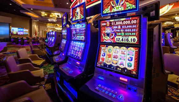 Un francés gana 2,6 millones de euros en un casino tras apostar 2 euros en el tragamonedas. (Foto referencial, ANTHONY WALLACE / AFP).