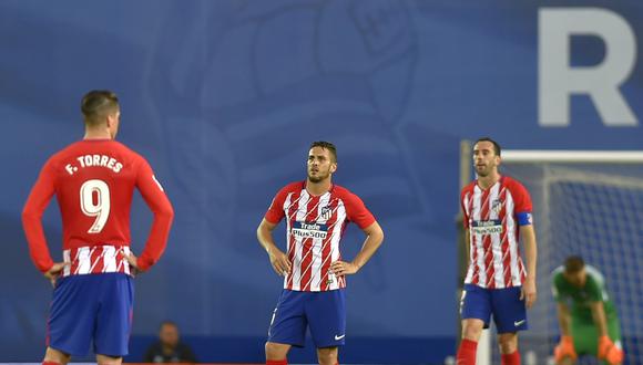 Atlético de Madrid cayó goleado 3-0 ante Real Sociedad y dejó a FC Barcelona a un solo triunfo de quedarse con el título de la Liga española. (Foto: AFP)