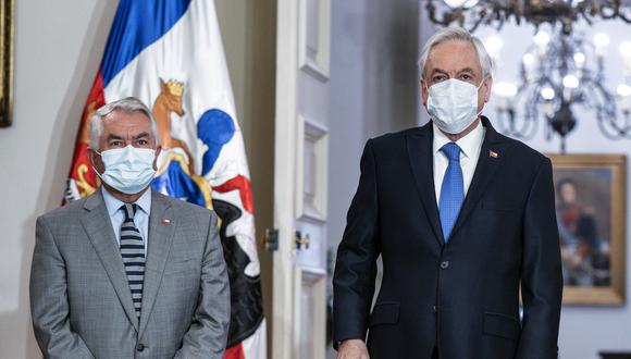 Coronavirus: El presidente de Chile, Sebastián Piñera (derecha), junto al nuevo ministro de Salud, Enrique Paris. (Foto: AFP).