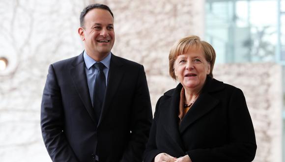 El primer ministro irlandés, Leo Vardakar y la canciller alemana, Angela Merkel. (Foto: EFE)