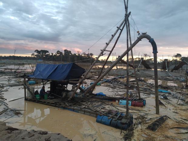 La minería ilegal desarrolla operaciones en zonas vedadas a la actividad minera, como áreas naturales, zonas arqueológicas, ciudades o cursos de agua. Es el caso de La Pampa, en Madre de Dios, zona sensible, hoy depredada.