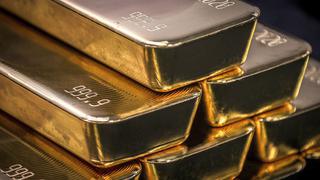 Oro opera estable por debilitamiento del dólar y cautela sobre Ucrania