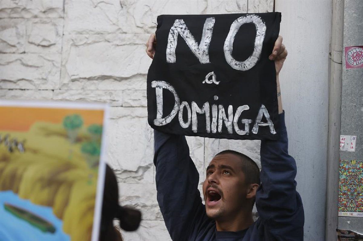 People demonstrate for and against the controversial Dominga mega-project for the extraction of iron and copper concentrate, outside the Ministry of the Environment, in Santiago, Chile, on January 18, 2023.  (Photo by Elvis González / EFE)