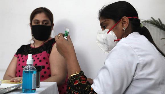 Una mujer india se prepara para recibir la vacuna contra el Covid19 durante una campaña para viajeros internacionales en Nueva Delhi, India, el 15 de junio de 2021. (EFE / EPA / RAJAT GUPTA).