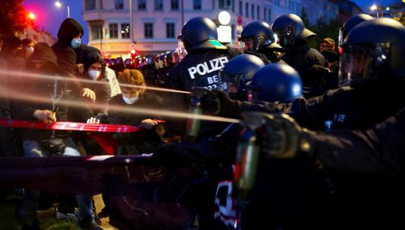 Los agentes de policía usan gas pimienta contra los manifestantes durante una protesta del Primero de Mayo en Berlín, Alemania.