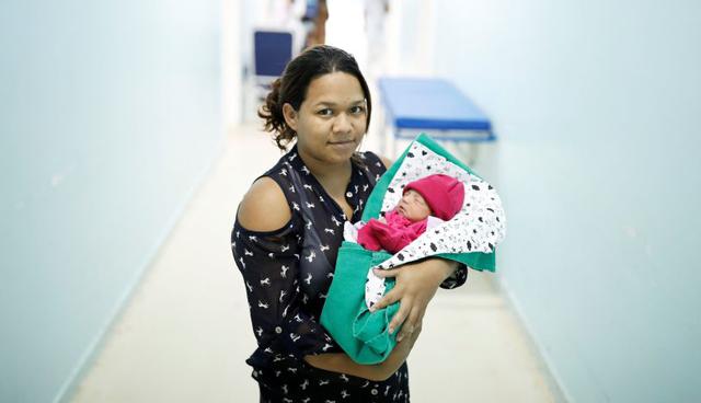 Jackeline, 24, venezolana del estado de Bolívar, sostiene a su bebé Sofía de cuatro días en una maternidad en Boa Vista, estado de Roraima, Brasil. (Foto: Reuters)