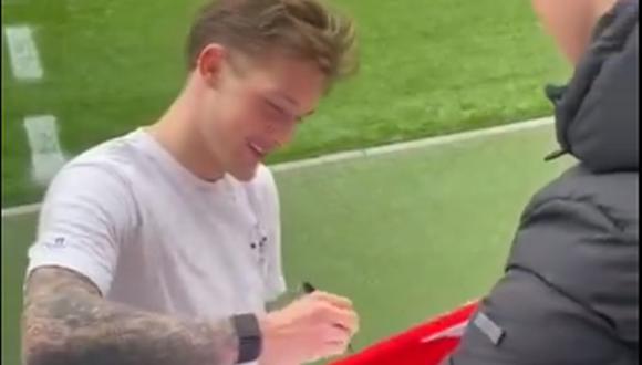 Oliver Sonne firma camisetas de la selección peruana en Dinamarca | VIDEO
