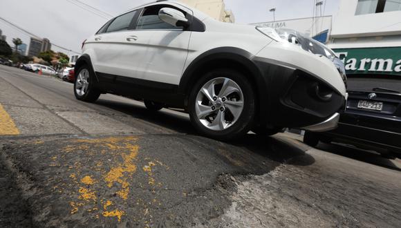 Los 'rompemuelles' o gibas deben tener una altura máxima de 8 centímetros y deben contar con un asfaltado completo para evitar accidentes y el maltrato de los vehículos. (Foto: Anthony Niño de Guzmán)