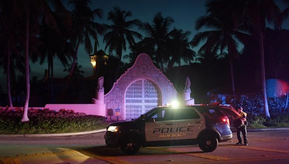 Las autoridades se encuentran frente a Mar-a-Lago, la residencia del expresidente Donald Trump, en medio de informes de que el FBI ejecutó una orden de allanamiento. (EFE/EPA/JIM RASSOL).