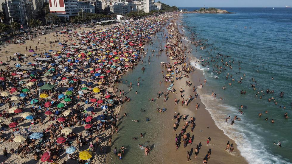Fotografía tomada con dron que muestra a miles de personas sin mantener distancia en la playa de Ipanema, en Río de Janeiro, el domingo 22 de agosto del 2021, en plena pandemia de coronavirus. (EFE/Antonio Lacerda).