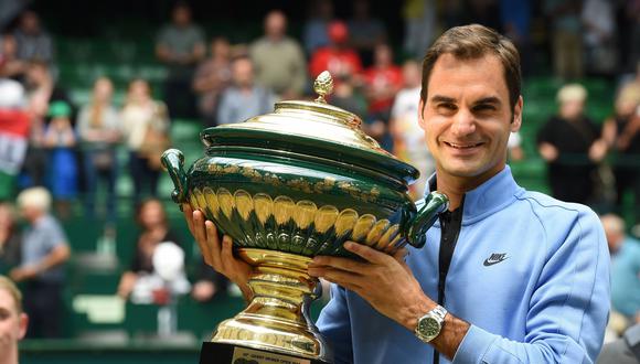 Roger Federer conquistó por novena ocasión el Torneo ATP sobre hierba de Halle (Alemania) tras vencer sin problemas al joven alemán Alexander Zverev. (Foto: AFP)