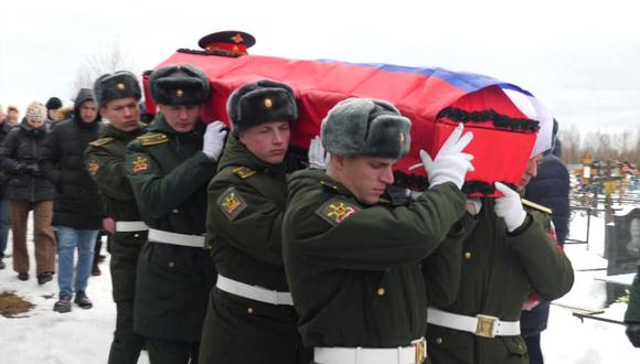 El féretro de Mikhail estuvo envuelto en la bandera de Rusia antes de su entierro.