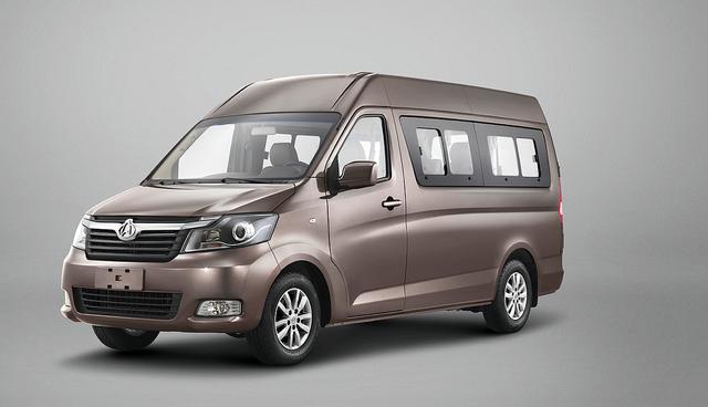 Changan presentó su nueva minivan M90, un vehículo con un motor de 1.999 cc y con capacidad para transportar 11 pasajeros. El M90 es el modelo número 11 que la marca de autos chinos comercializa en el Perú. La venta del vehículo se realizará en tres versiones. (Foto: El Comercio)
