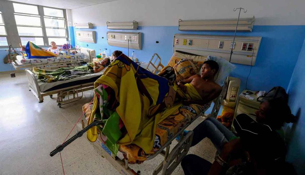 Los pacientes se recostaron en sus camas en el hospital Miguel Pérez Carreño, en Caracas, durante el peor apagón en la historia de Venezuela, el 8 de marzo de 2019. (Foto: AFP)