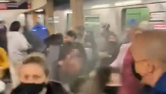 El momento en el que se produce el tiroteo en el metro de Nueva York. (Twitter).