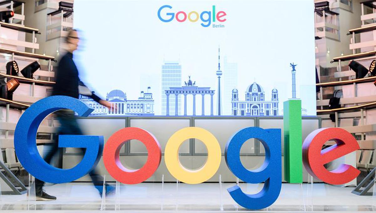 Un empleado camina junto al logotipo de la multinacional estadounidense Google. (Foto: EFE)