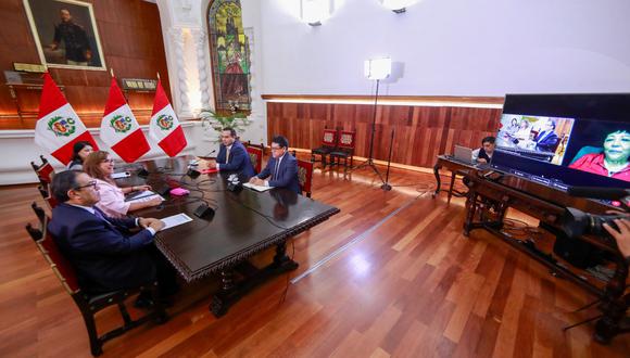Dina Boluarte en la reunión con los representantes del partido político Somos Perú en Palacio de Gobierno. (Foto: Presidencia del Perú)