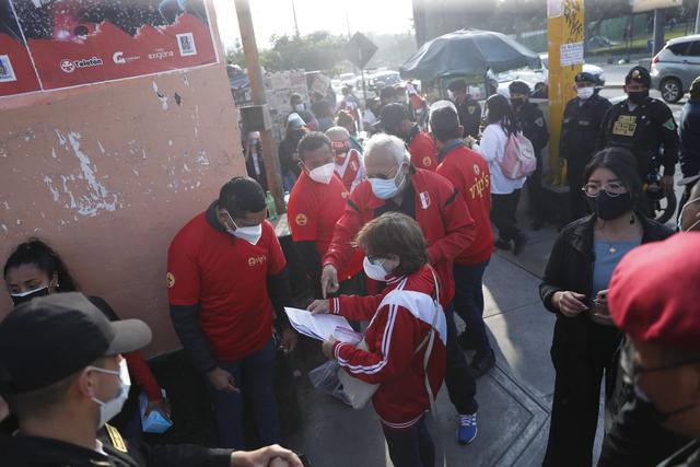 Así ingresan los hinchas al Estadio Nacional para el Perú vs Uruguay [FOTO: Christian Cruz]