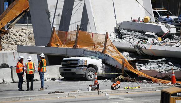 El colapso de un puente peatonal en Miami dejó seis muertos y múltiples heridos. (Foto: AFP)
