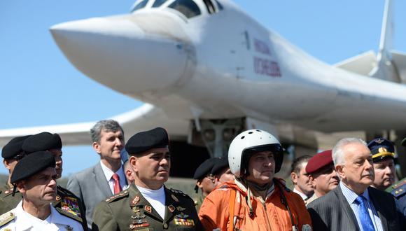 El ministro de Defensa de Venezuela, Vladimir Padrino (izquierda), recibió a la delegación rusa. (AFP).