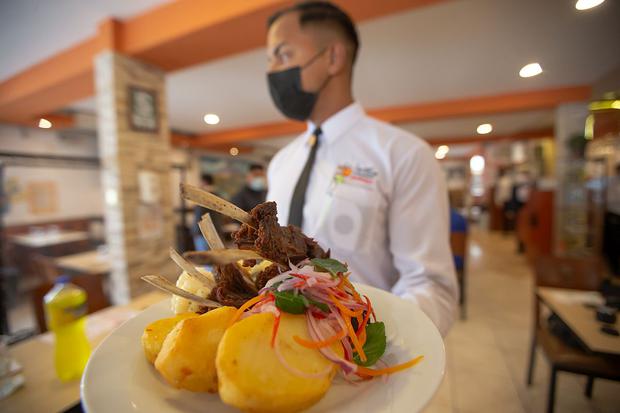 La presentación debe ser exuberante y sabrosa a la vista, como el famoso costillar, uno de los platos más pedidos donde parte de su magia está en comerlo con la mano. (Fotos: Jorge Cerdán)