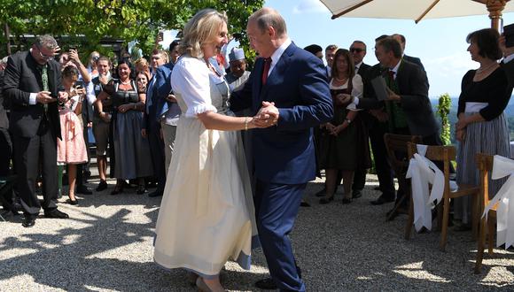 Karin Kneissl bailando con Vladimir Putin durante su boda. (Roland SCHLAGER / various sources / AFP)