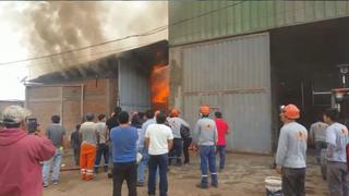 Incendio en taller de madera en Villa María del Triunfo [VIDEO]