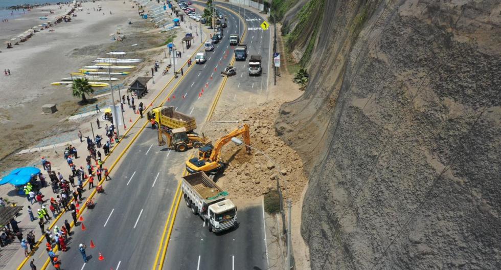 Este miércoles un derrumbe alertó a vecinos de Barranco, bañistas, conductores y autoridades. Ne dejó víctimas. (Foto: El Comercio)
