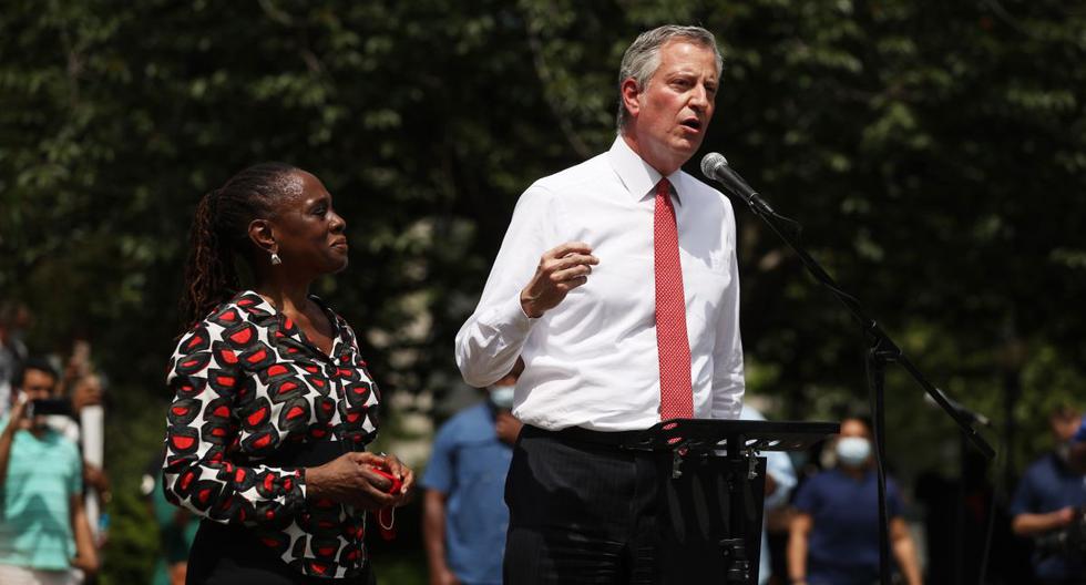 El alcalde de Nueva York, Bill de Blasio, habla con un estimado de 10,000 personas mientras se reúnen en Brooklyns Cadman Plaza Park para un servicio conmemorativo para George Floyd. (AFP/Spencer Platt).