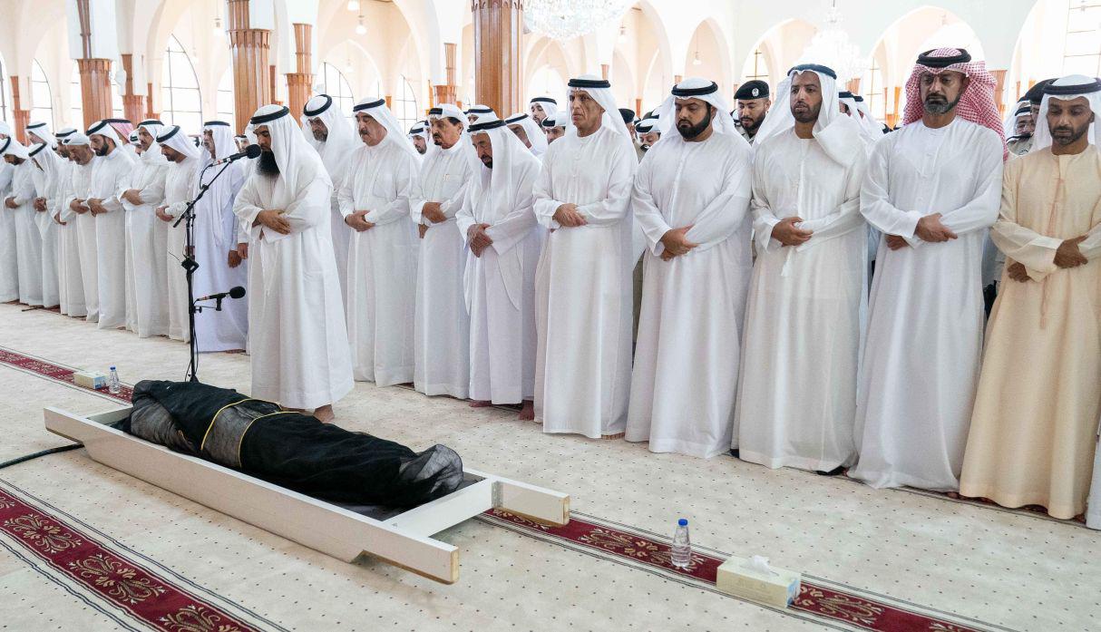 El jeque Sultan bin Mohammed al-Qasimi y otros líderes emiratíes encabezaron el funeral de Khalid bin Sultan al-Qasimi, quien tenía 39 años. (Foto: AFP)