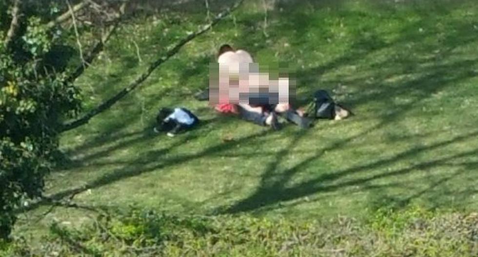 Esta pareja no tuvo reparos en tener sexo al aire libre. (Foto: captura)