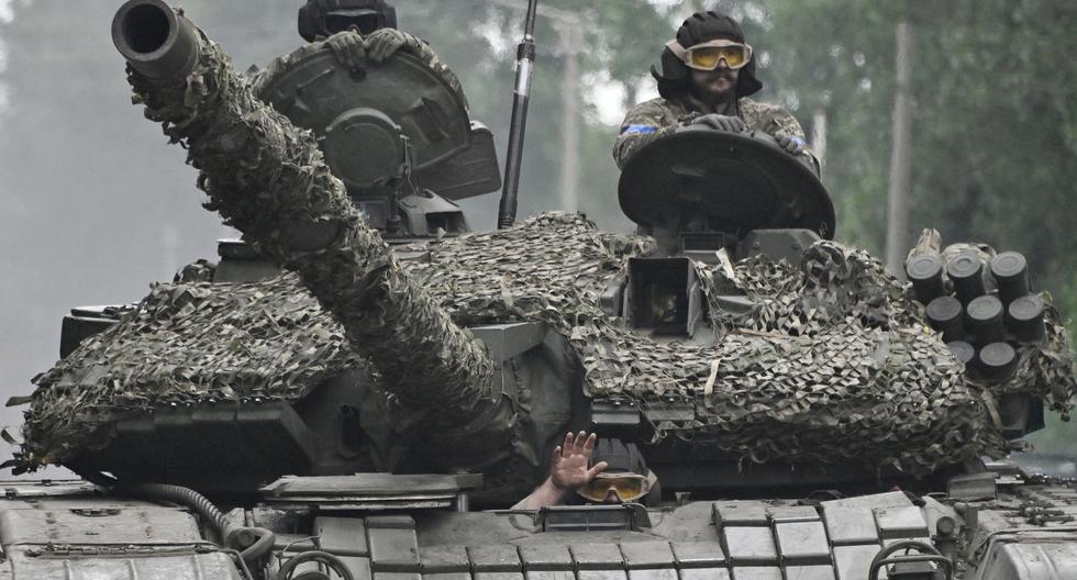 Militares de Ucrania viajan en un tanque en la región de Donetsk el 28 de junio de 2023, en medio de la invasión rusa. (Foto de Genya SAVILOV / AFP).
