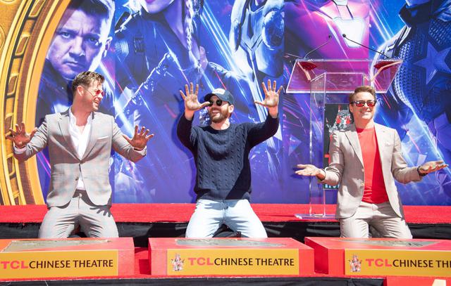Chris Hemsworth, Chris Evans y Robert Downey Jr. parte del elenco de 'Avengers: Endgame' de Marvel Studios colocan sus manos en cemento en el Chinese Theatre IMAX Forecourt en Hollywood, California. Foto: AFP