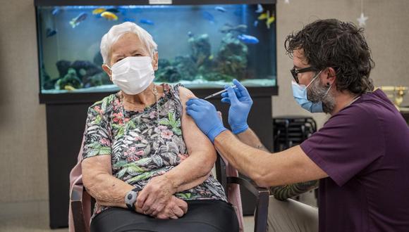 Una mujer mayor de 90 años recibe su primera dosis de la vacuna contra el coronavirus en Lucerna, Suiza, el 23 de diciembre de 2020. (EFE/EPA/URS FLUEELER).