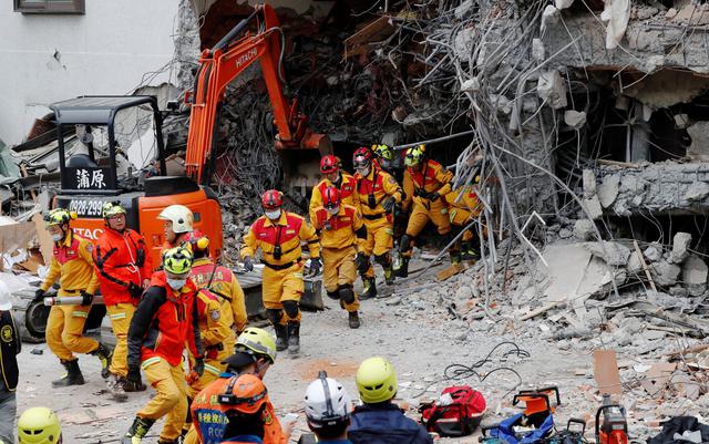 En las labores de salvamento, dificultadas por la ola de frío que se vive en la zona, participan 644 militares y más de 750 efectivos de la policía y los bomberos, con equipos de excavadoras y detectores de signos vitales, informó el primer ministro isleño, Lai Ching-de. (AFP).