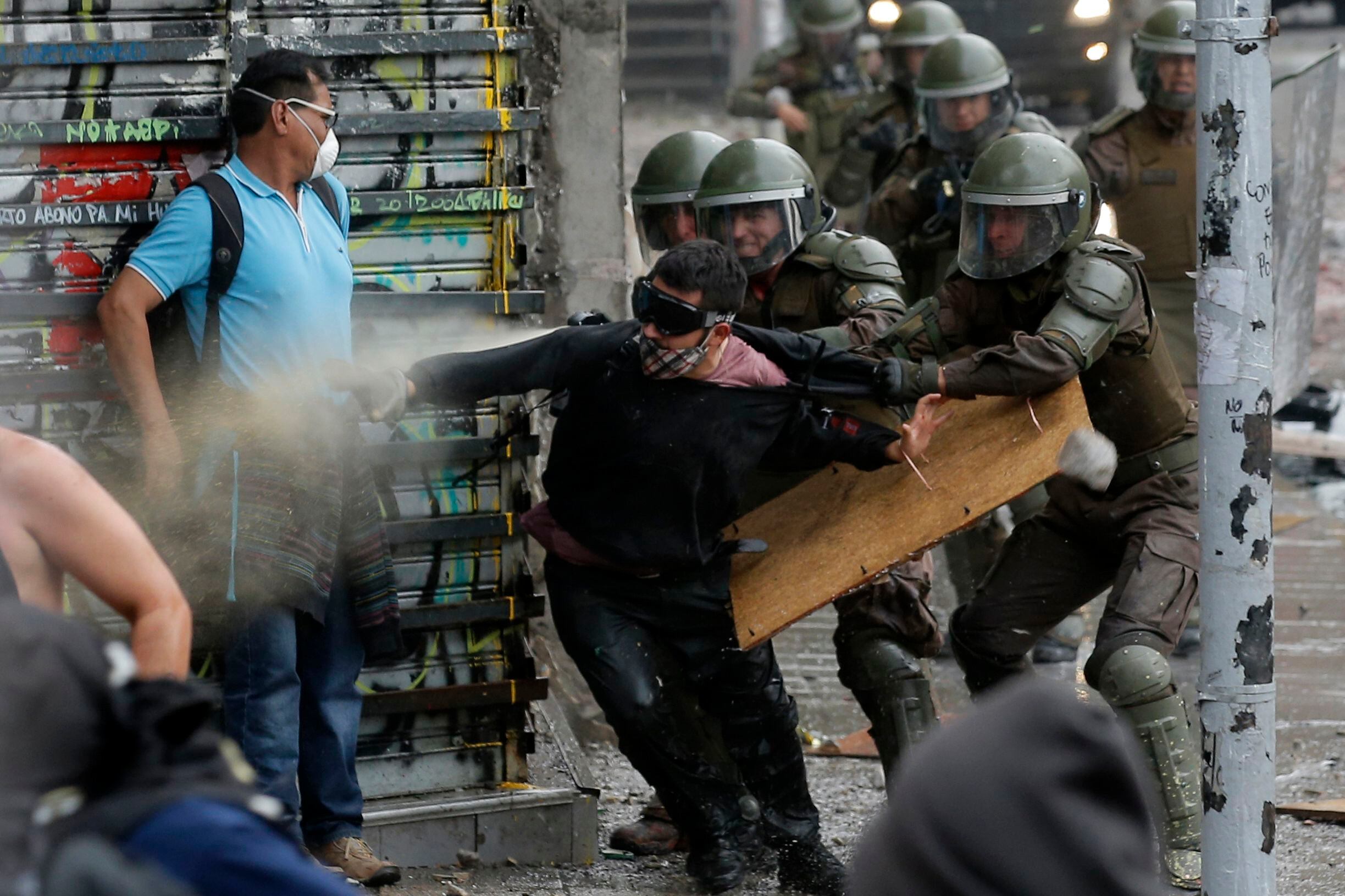 El propio gobierno de Piñera ha reconocido abusos y se ha comprometido a promover una reforma de la policía que, dice, se ha visto sobrepasada por la magnitud de las protestas. (Foto: AFP)